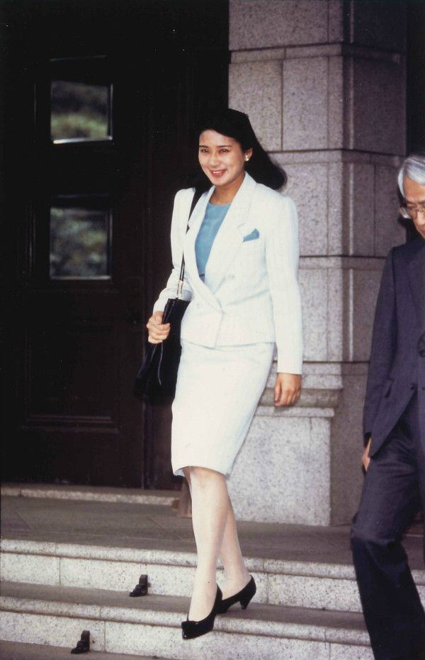 写真](34ページ目)「美智子さまの手を握り、涙を流された」雅子さまが