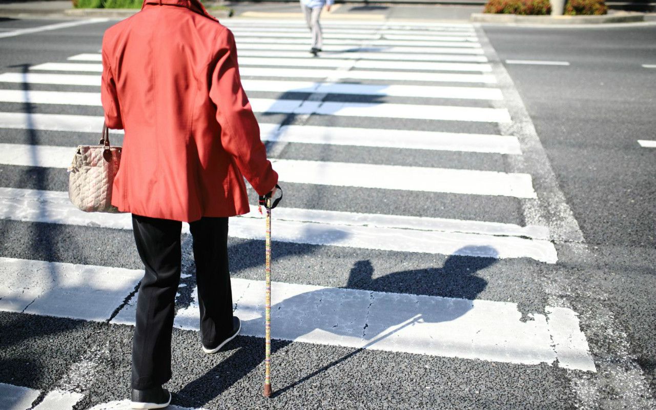 横断歩道の白線を跨げない人は要注意 4年間の追跡調査でわかった 歩幅と認知症 の意外な関係 文春オンライン