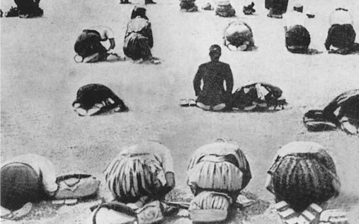 【カリメル】戦争記事戦争集結玉音放送珍品貴重！ 写真](12ページ目)玉音放送を聞きながら皇居前で土下座…貴重な写真で