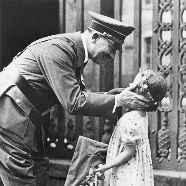 笑顔で少女に接するヒトラーの写真に1万超の「いいね」…現代の日本人
