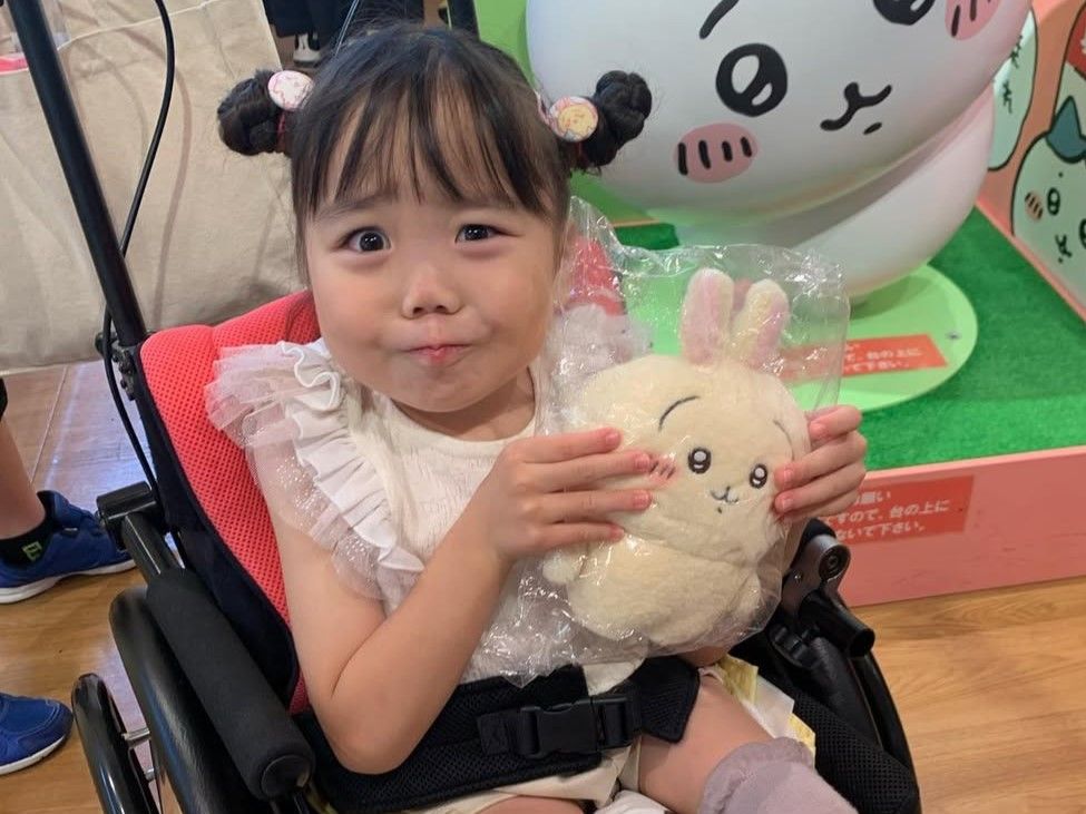 下半身麻痺で低身長”の小学生YouTuberに「親が子どもでお金を稼ぐな  