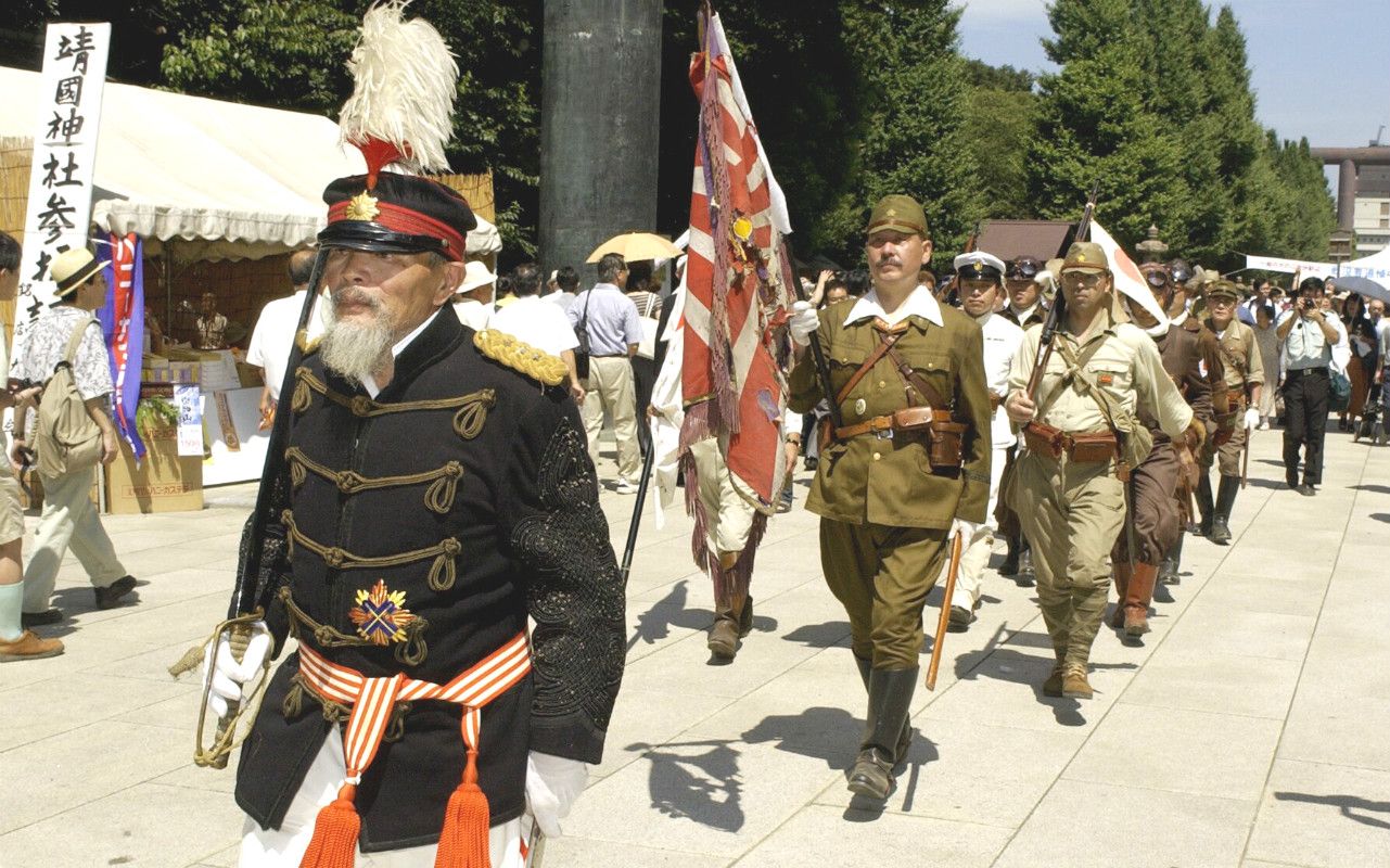 今日で満洲事変から89年》靖国神社“軍服コスプレ参拝”を始めたのは誰か調べてみた | 文春オンライン