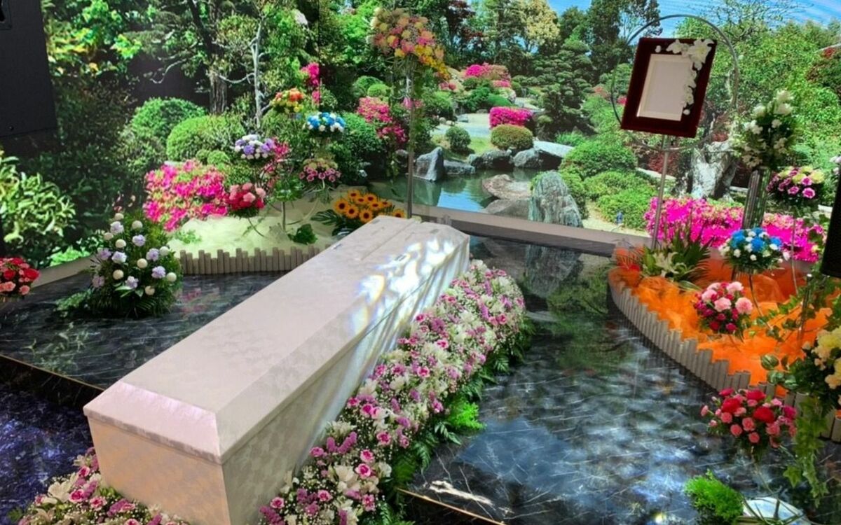 なぜ、田舎の住宅街に「ド派手な葬儀場」が爆誕したのか テレビ・サーカス関係者が本気で作った『豪華すぎる施設』の衝撃 | 文春オンライン