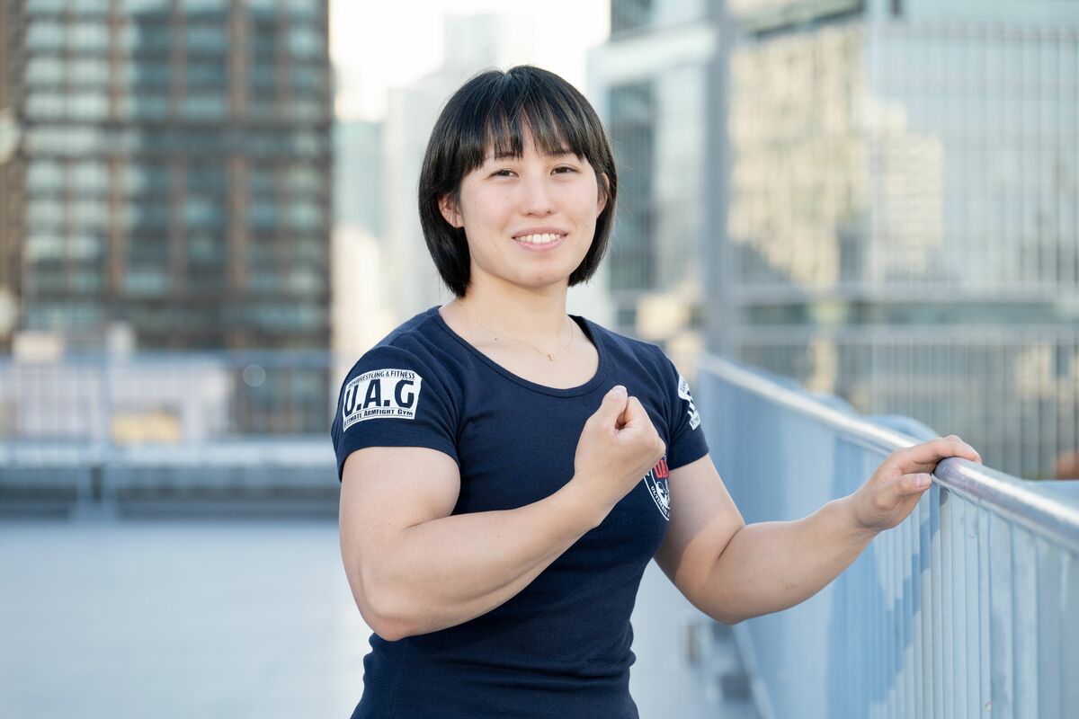 写真]「伸びない生地だと、やっぱりキツくて…」女子アームレスリング