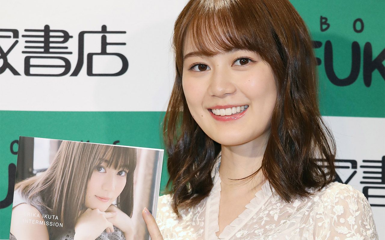 手ブラ解禁」で写真集爆売れ、はち切れそうなバストには血管がくっきり