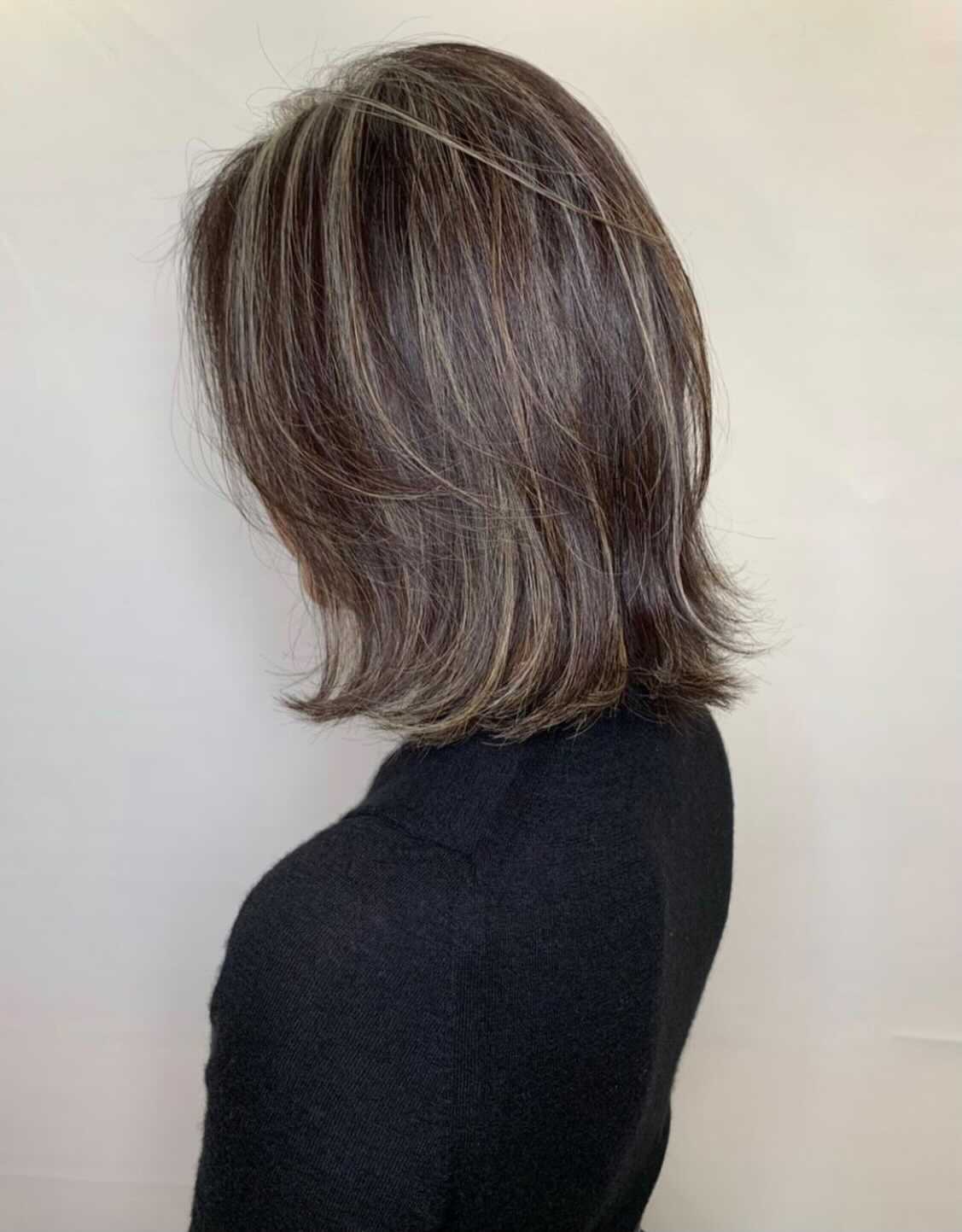 写真 4ページ目 白髪はアッシュに染めやすい パーソナルカラーを意識 アラフィフが知らない グレイヘアの 常識 文春オンライン 写真 4ページ目 白髪はアッシュに染めやすい パーソナルカラーを意識 アラフィフが知らない グレイヘアの 常識 文春オンライン