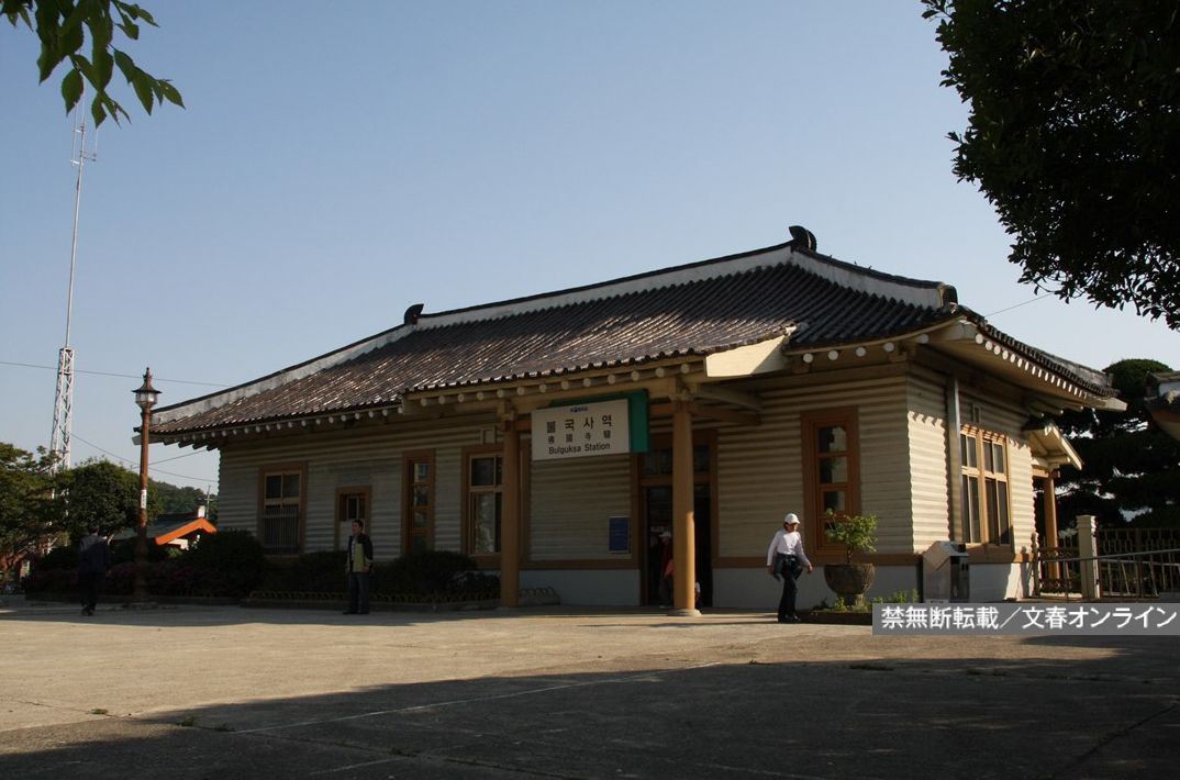 写真 41ページ目 中国 満鉄製の駅舎 韓国 東京駅っぽい駅 北朝鮮 マンホールに刻まれた紋章 いまも残る 大日本帝国 時代の アジアの駅 文春オンライン