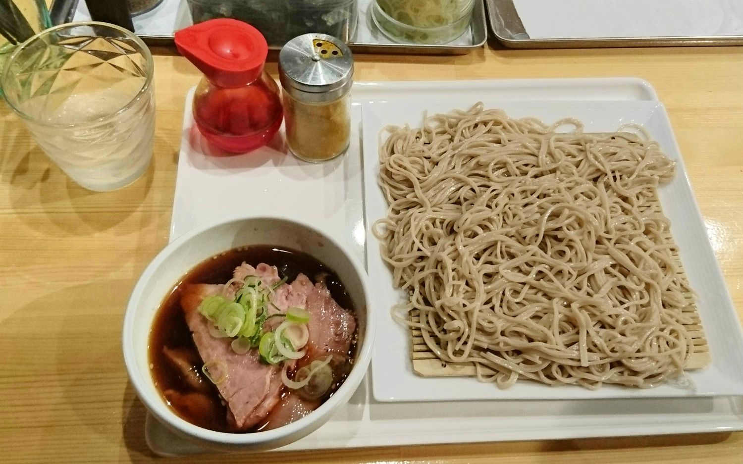 今年オープンした「新宿十割蕎麦」 “そば玉シャーッ！”の技と美味