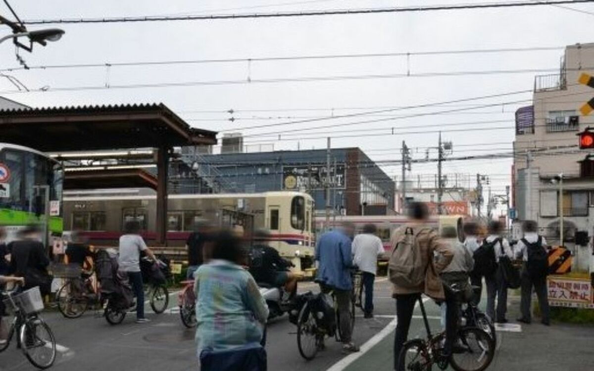 カンカンカンカン、イライライラ――自治体も鉄道会社もお手上げ? 「開かずの踏切」がなくならない、残念すぎるワケ | 文春オンライン