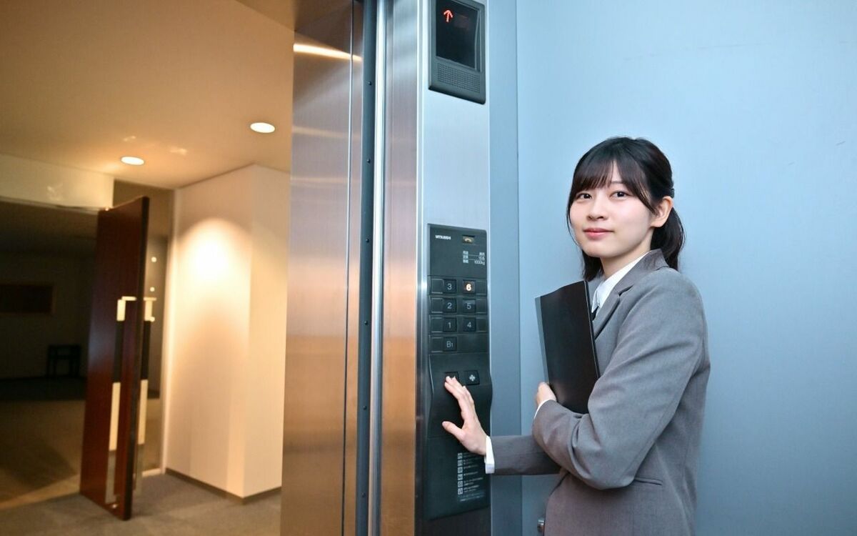 なぜ「普通の日本人女性」に世界が熱狂? 勝手に合成動画や「通貨」まで作られ…《元アイドルの金融OL》が直面した“数奇な体験” | 文春オンライン