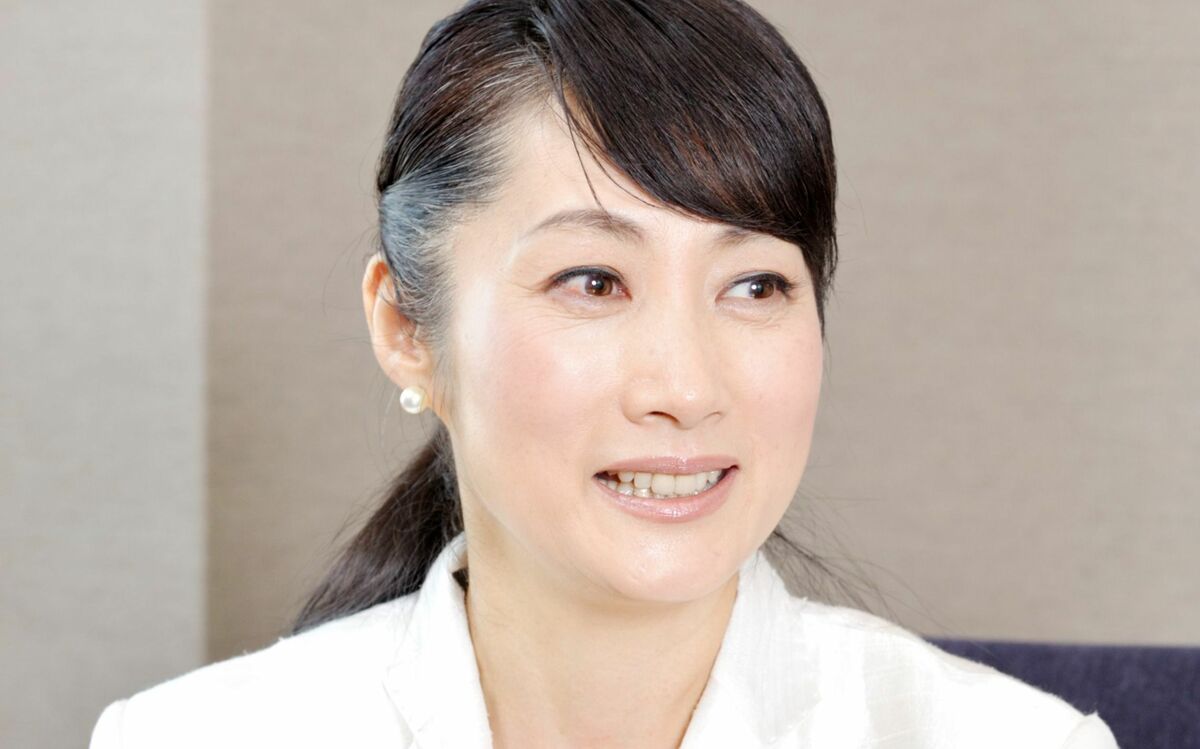 《50歳で結婚》「(夫と)昨日も寝る前に二人で…」“ハマのマリア”余貴美子(70)が結婚後に「すごく楽しい」と思ったこととは? | 文春オンライン