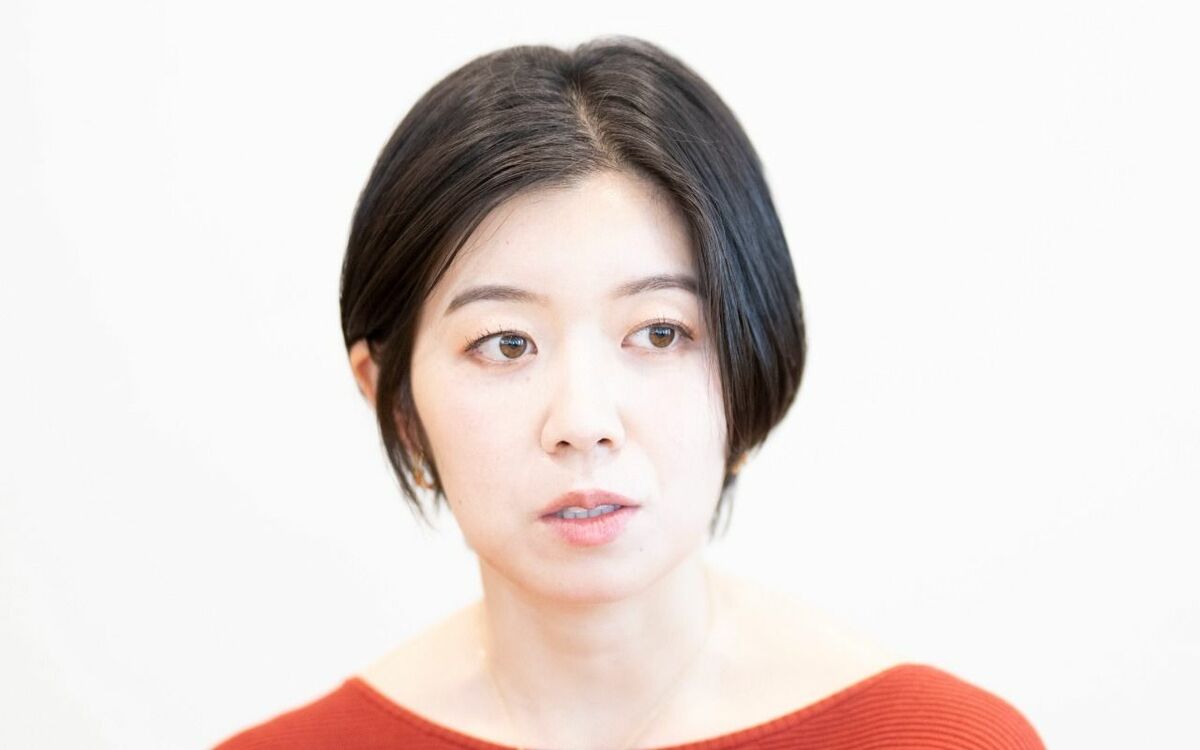 《27歳年の差婚》「男性が社会的信頼を失う」「日本より世間の目が厳しい」59歳の年上アメリカ人夫と結婚した日本人妻(32)が語る、“年の差婚の意外な現実” | 文春オンライン