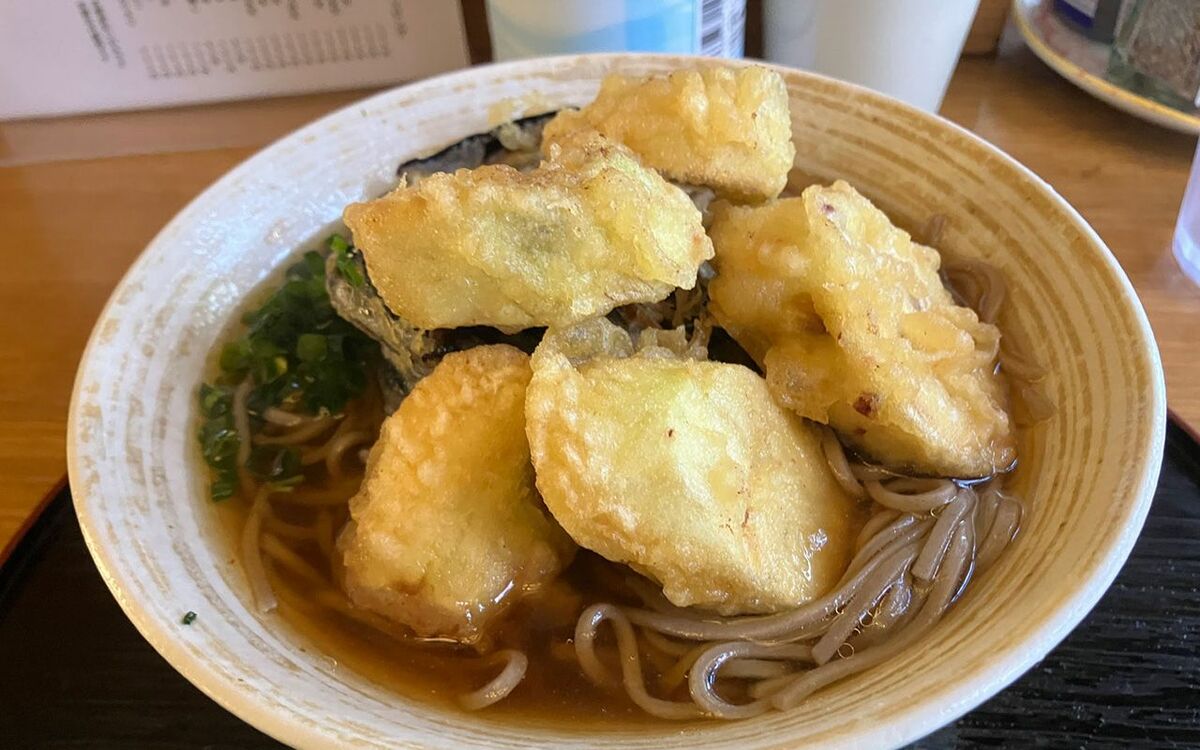 普通の店に見えるのだが…？ 愛好家がこぞって押し寄せる錦糸町の新店「立ち食いそば あさだけ」の“10分かかるナス天そば”がスゴかった《創作意欲の宝庫》 | 文春オンライン