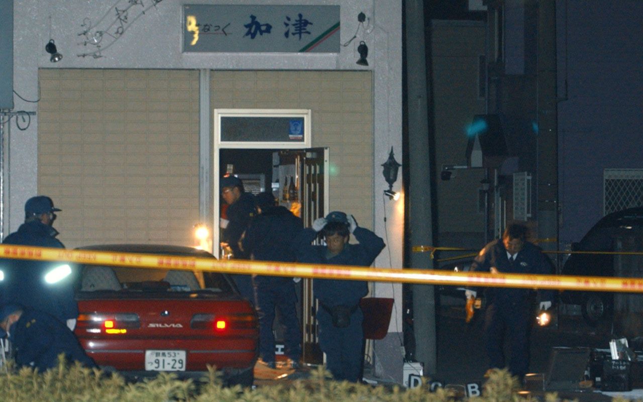 4ページ目 マカロフで腹へ向けて1発 仲間に撃たれメガネのレンズが眼に突き刺さり 小日向将人死刑囚が綴る 前橋スナック銃乱射事件 の凄惨な一部始終 獄中手記250枚 文春オンライン