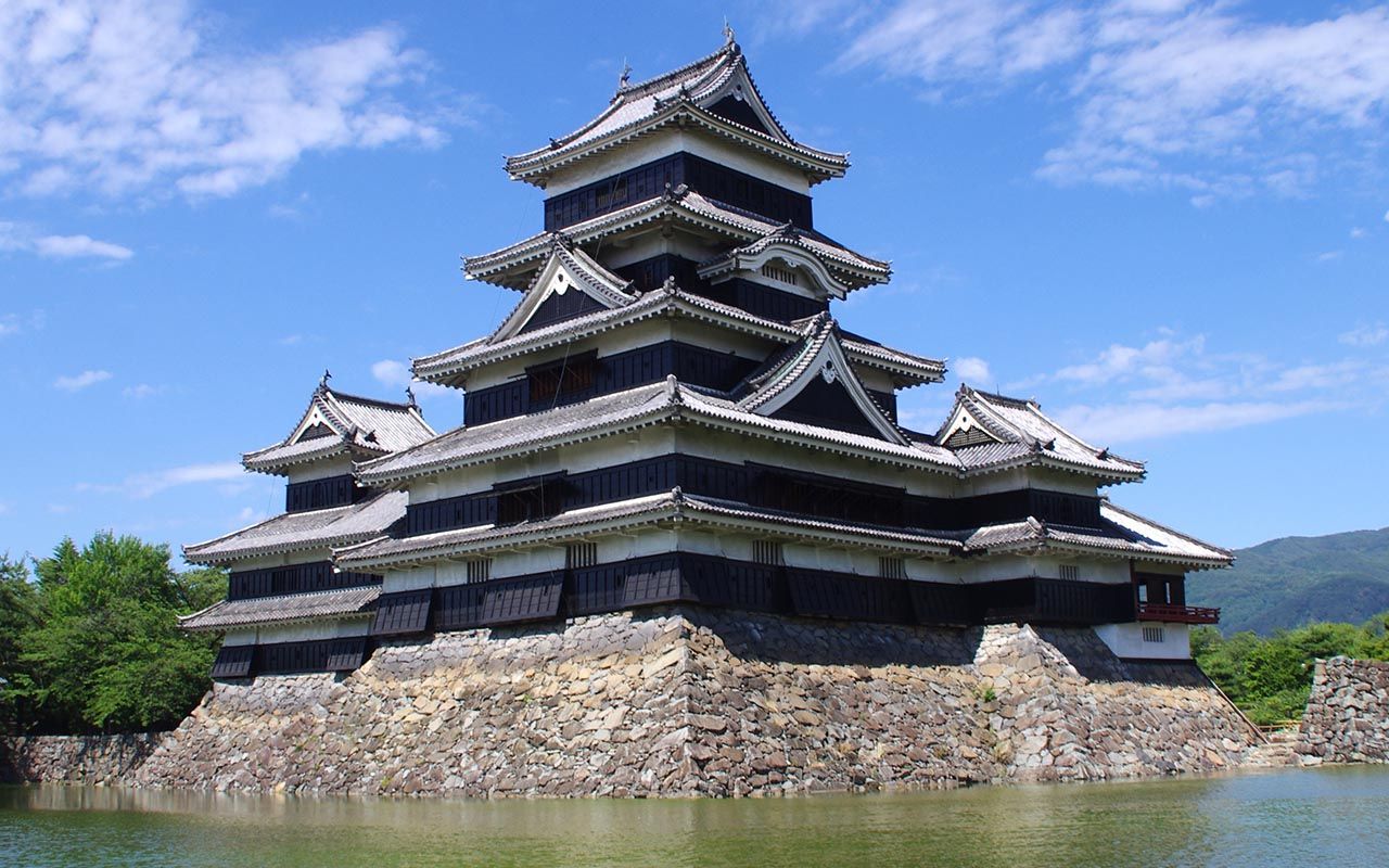 日本で唯一の黒漆塗り 松本城の天守が 黒く美しく 艶めく理由 文春オンライン