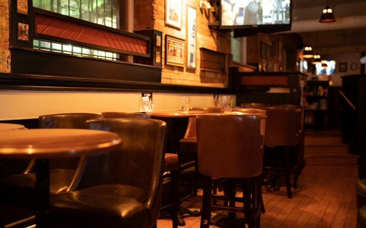 酒場は「一日の勤労」から解放される場所ではなかった…？ “絶対に終電で帰る”人たちが抱えていた意外な本心とは | 文春オンライン