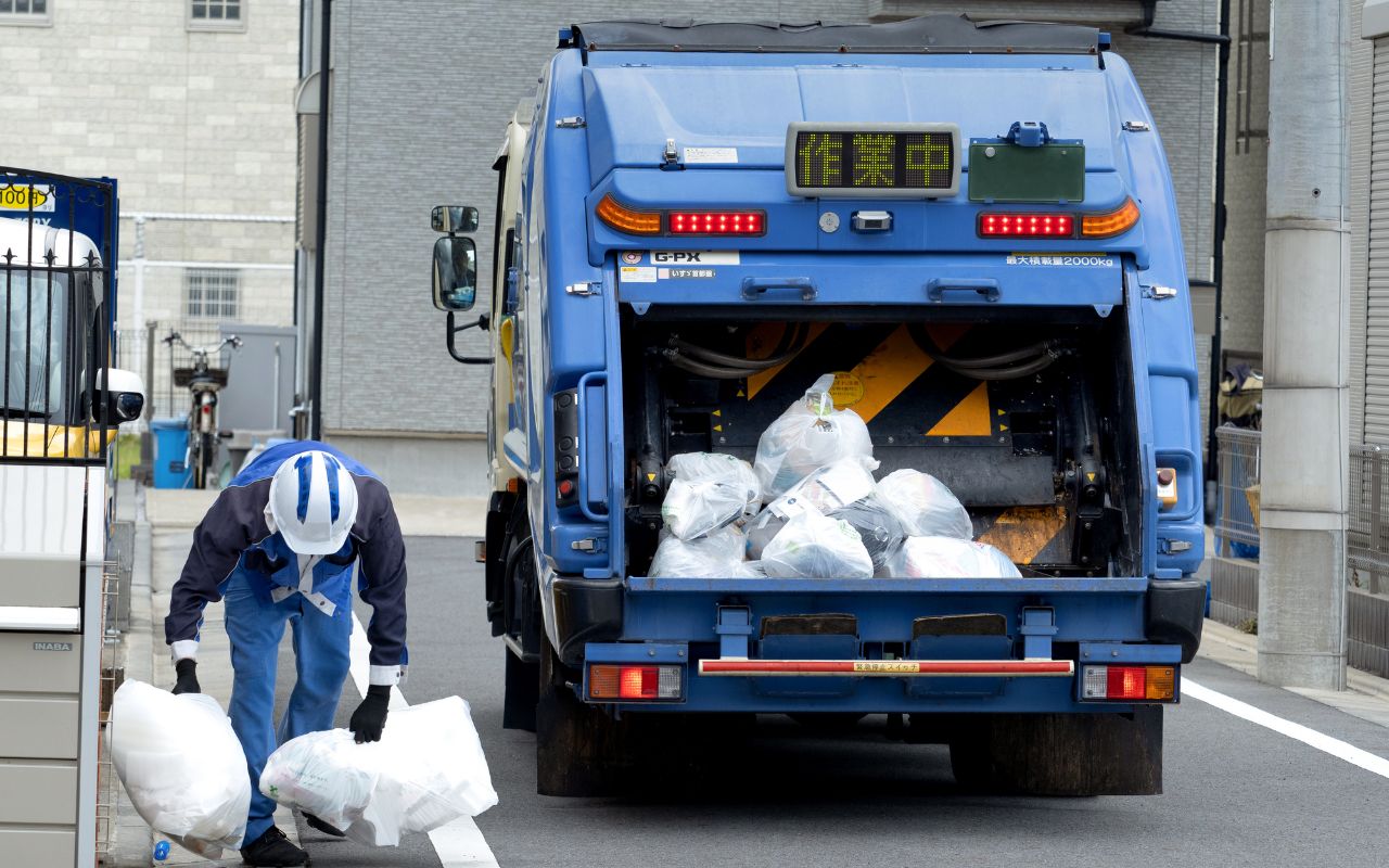 袋を持ちあげた瞬間 包丁が袋を破って飛びだして 現役ゴミ清掃員のお笑い芸人が語る ゴミの捨て方と人間性の関係 とは 文春オンライン 袋を持ちあげた瞬間 包丁が袋を破って飛びだして 現役ゴミ清掃員のお笑い芸人が語る ゴミの捨て方と人間性の関係 とは 文春オンライン