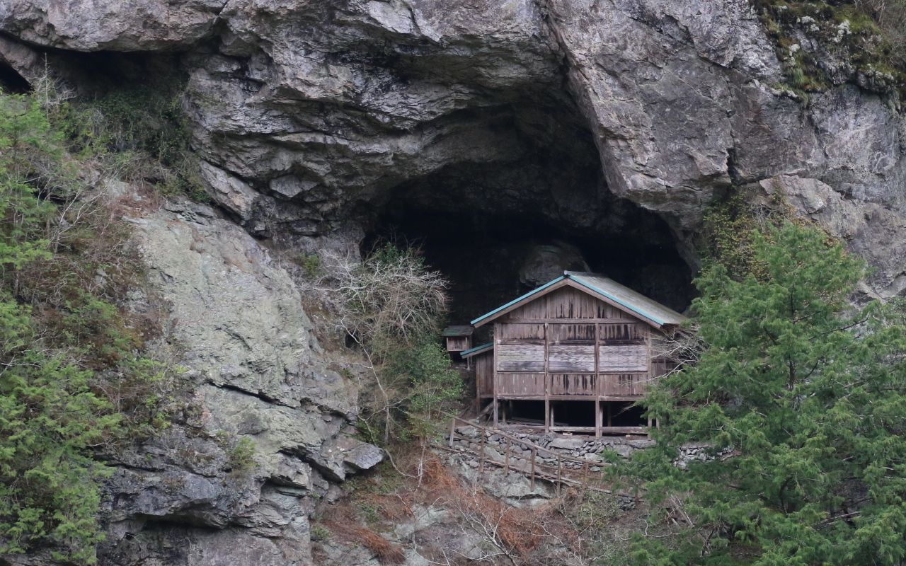 高知県の絶景神社「聖神社」参拝レポート：断崖絶壁の岩窟に建つ