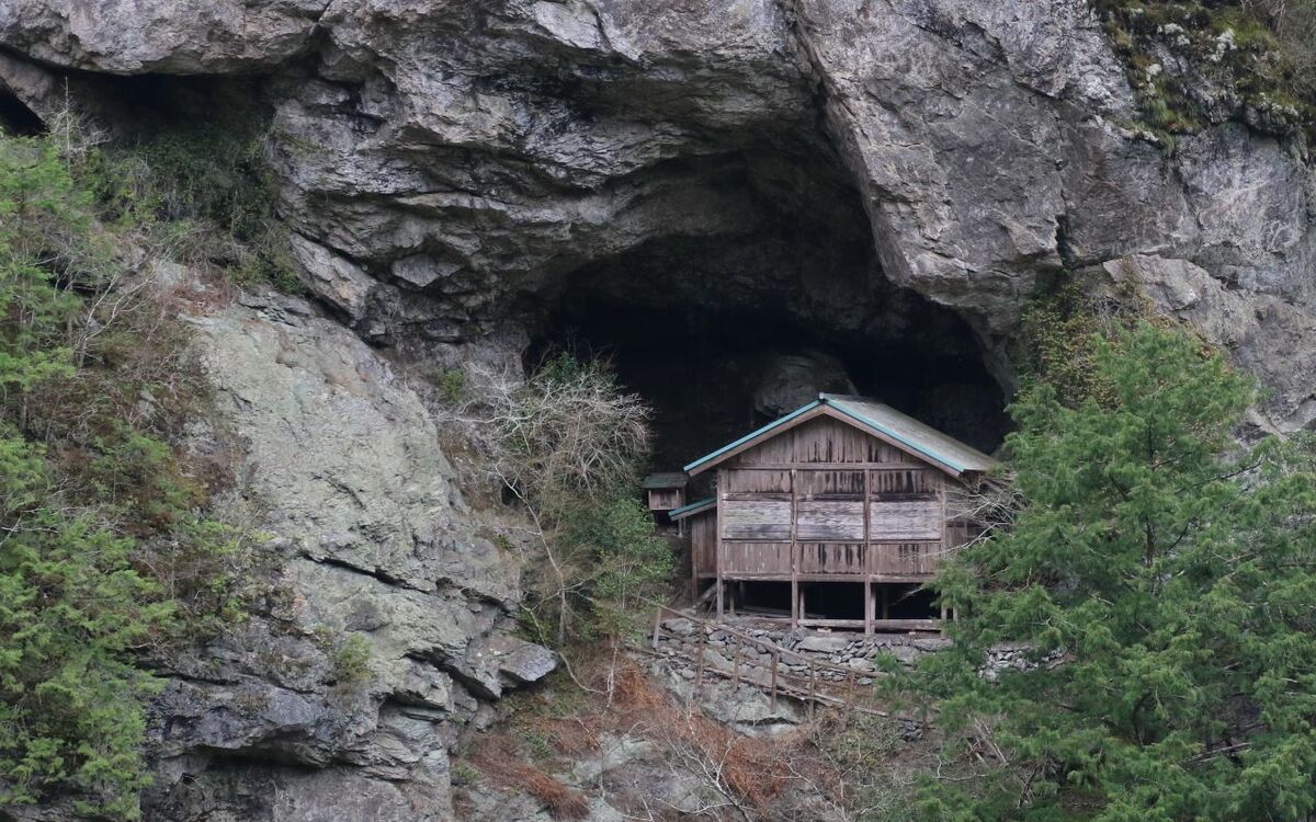 高知県の絶景神社「聖神社」参拝レポート：断崖絶壁の岩窟に建つ