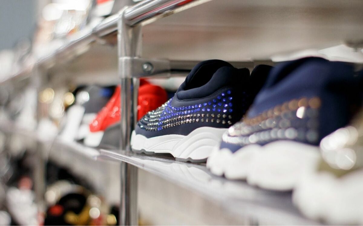 2万人超の足と靴をフィッティングしてきた“シューフィッター”が「1万円のウォーキングシューズ」よりも「4000円のワークマン」を勧める“納得の理由” | 文春オンライン