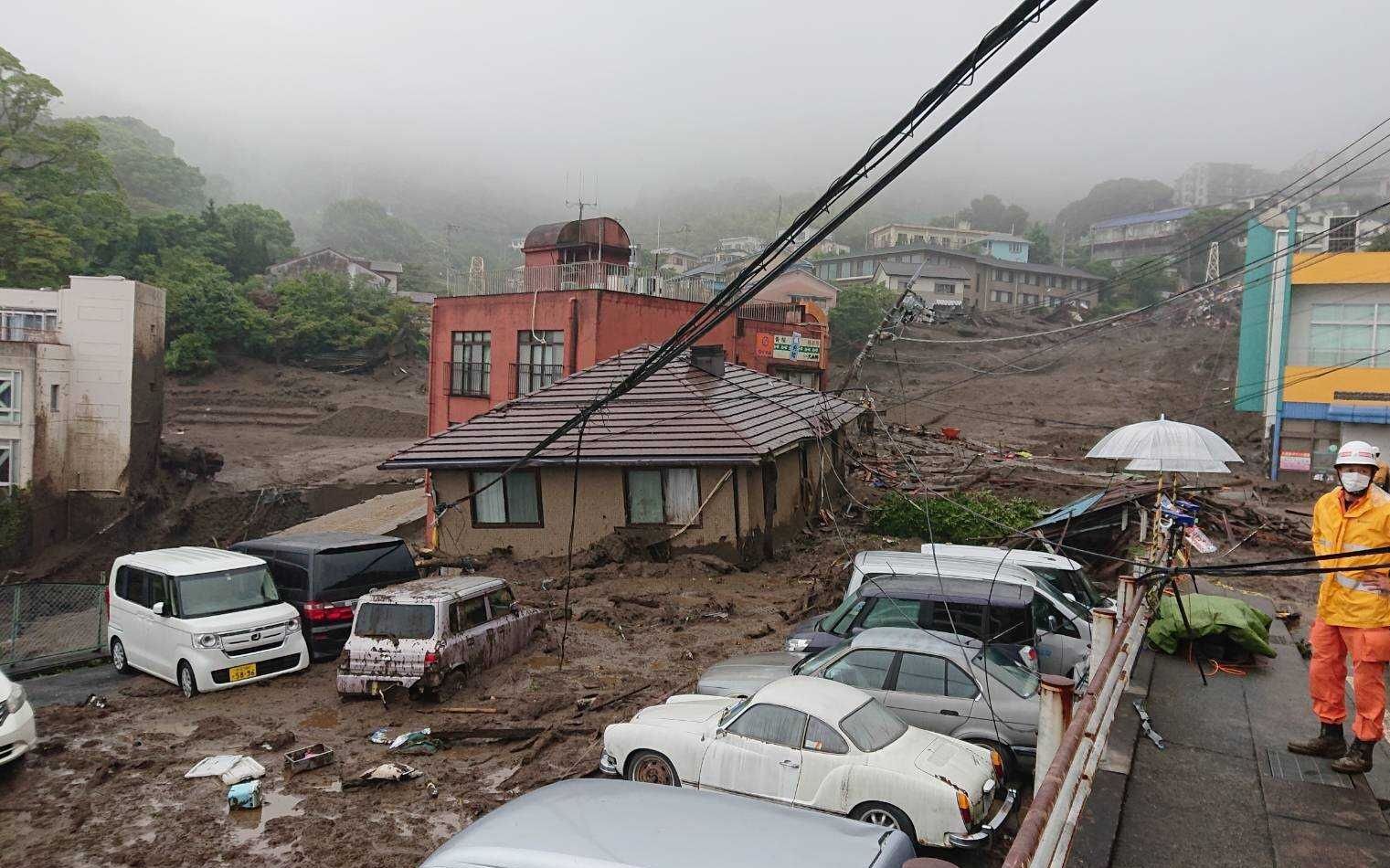 熱海土石流災害 妻の名前 呼んだが反応なかった 一家全員の安否不明 いまだ見えぬ被害の全貌 避難生活に一睡もできぬ住民も 文春オンライン