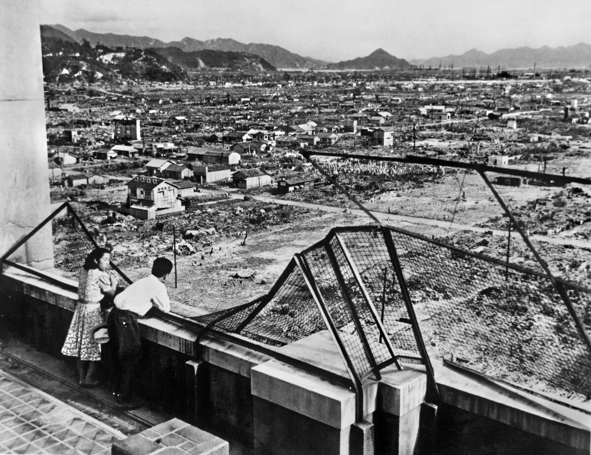 [写真]あばら骨と皮だけの日本兵、焼け野原で談笑する広島のカップル――敗戦を実感する“10枚の写真”とは？ 終戦、75年目の夏 文春オンライン