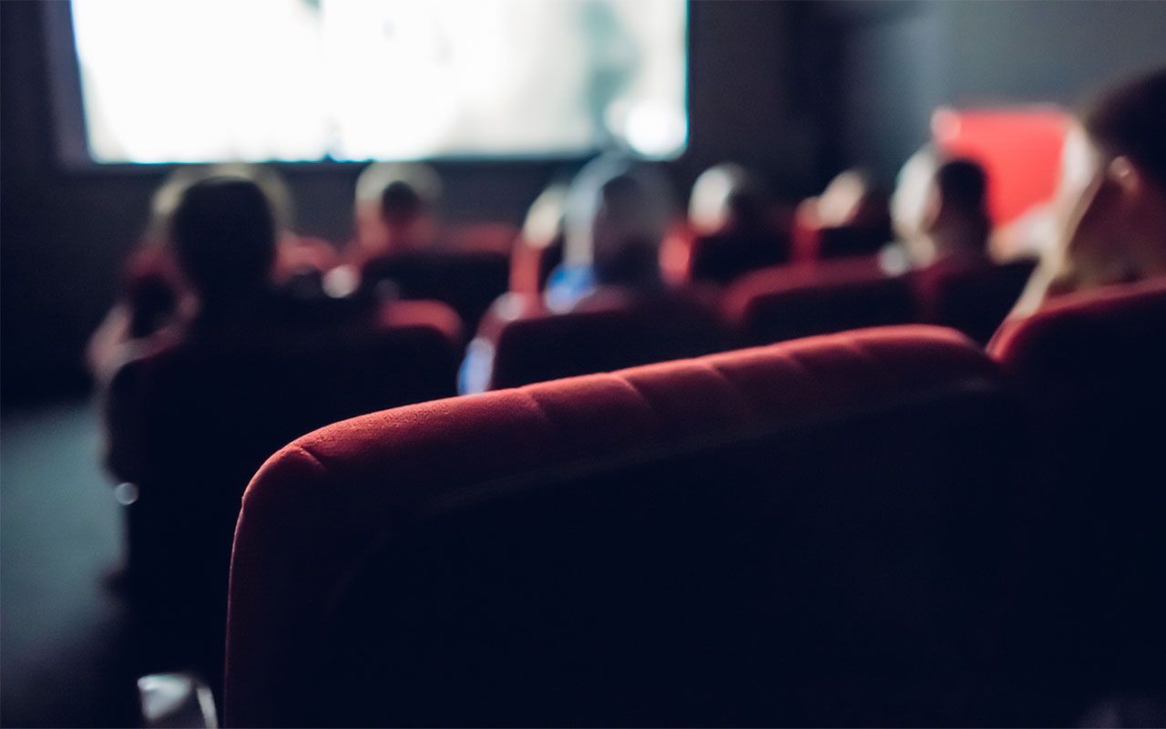 映画見ながら踊りだす ズボンを脱いで走り回る 映画館バイトが見た ヤバい客 文春オンライン