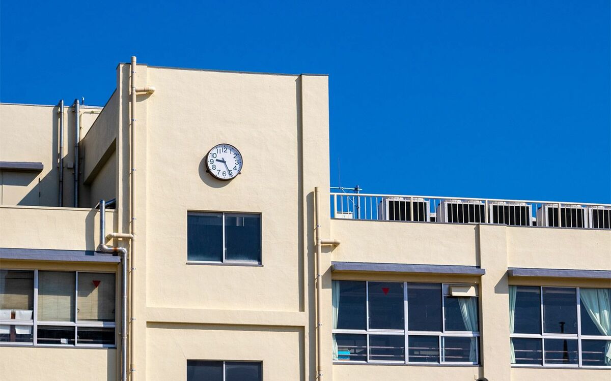 学校の屋上で見つかったのは【腐乱した女子高生の遺体】…「俺が殺した」大手新聞社まで挑発した『驚きの犯人』(昭和33年の事件) | 文春オンライン