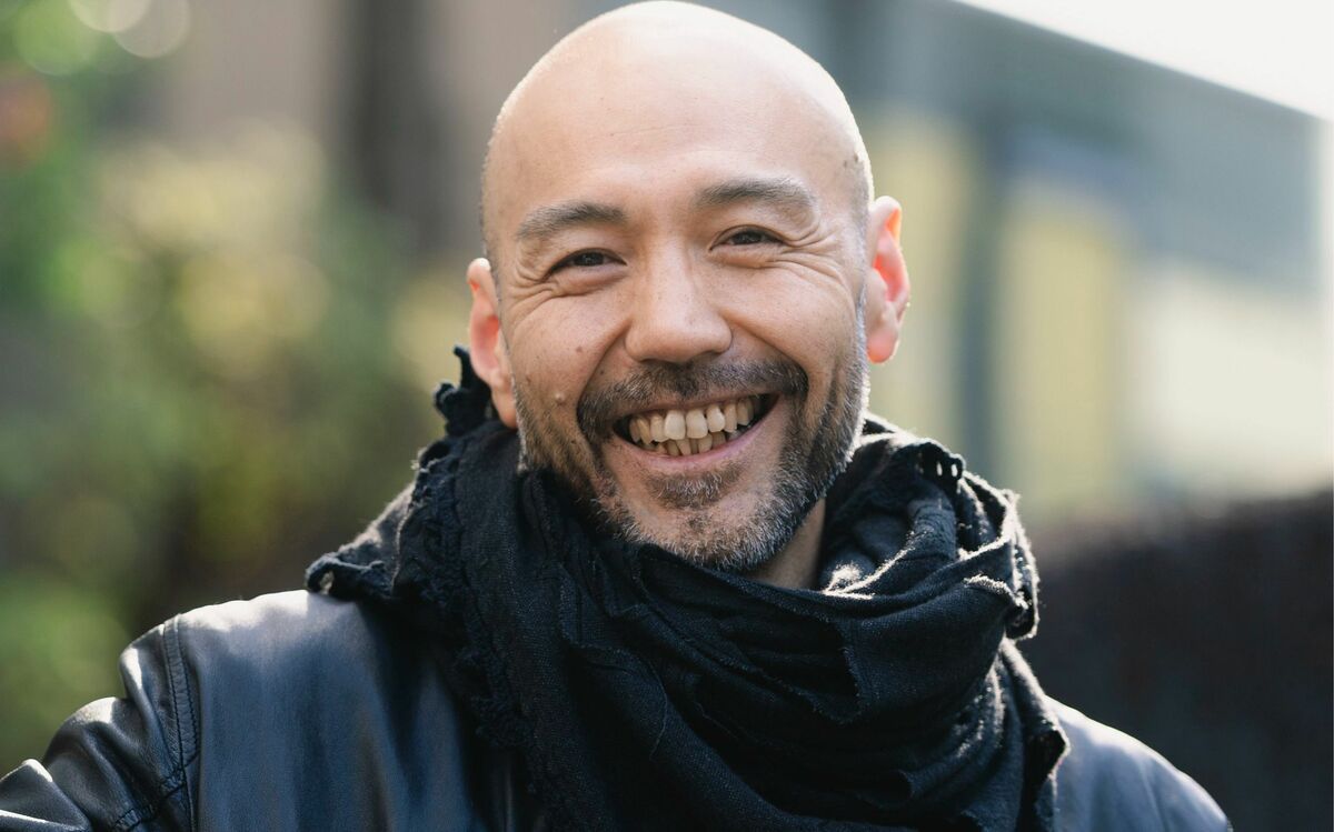 「薄毛が悩み」だったアラフォー男性→「超イケオジ」に大変身…【明石家さんまとも共演】日本初のハゲモデル・和見龍弥（51）とは何者か | 文春オンライン