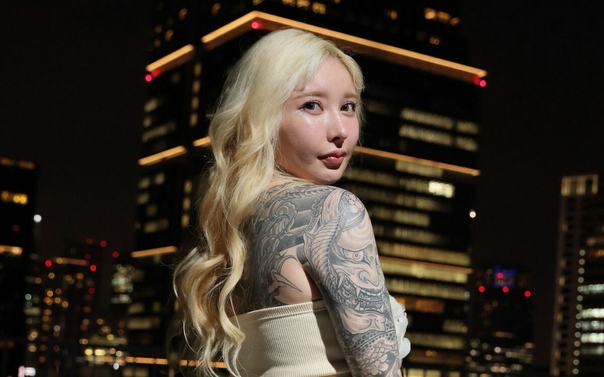 「タトゥースタジオに連れて行ってくれたのは母親なので…」全身にタトゥーを入れた“かわいすぎる”女性（32）が彫り師になった意外な理由 | 文春オンライン