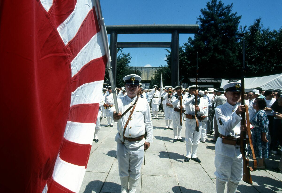 [写真] 4ページ目 《今日で満洲事変から89年》靖国神社“軍服コスプレ参拝”を始めたのは誰か調べてみた 文春オンライン