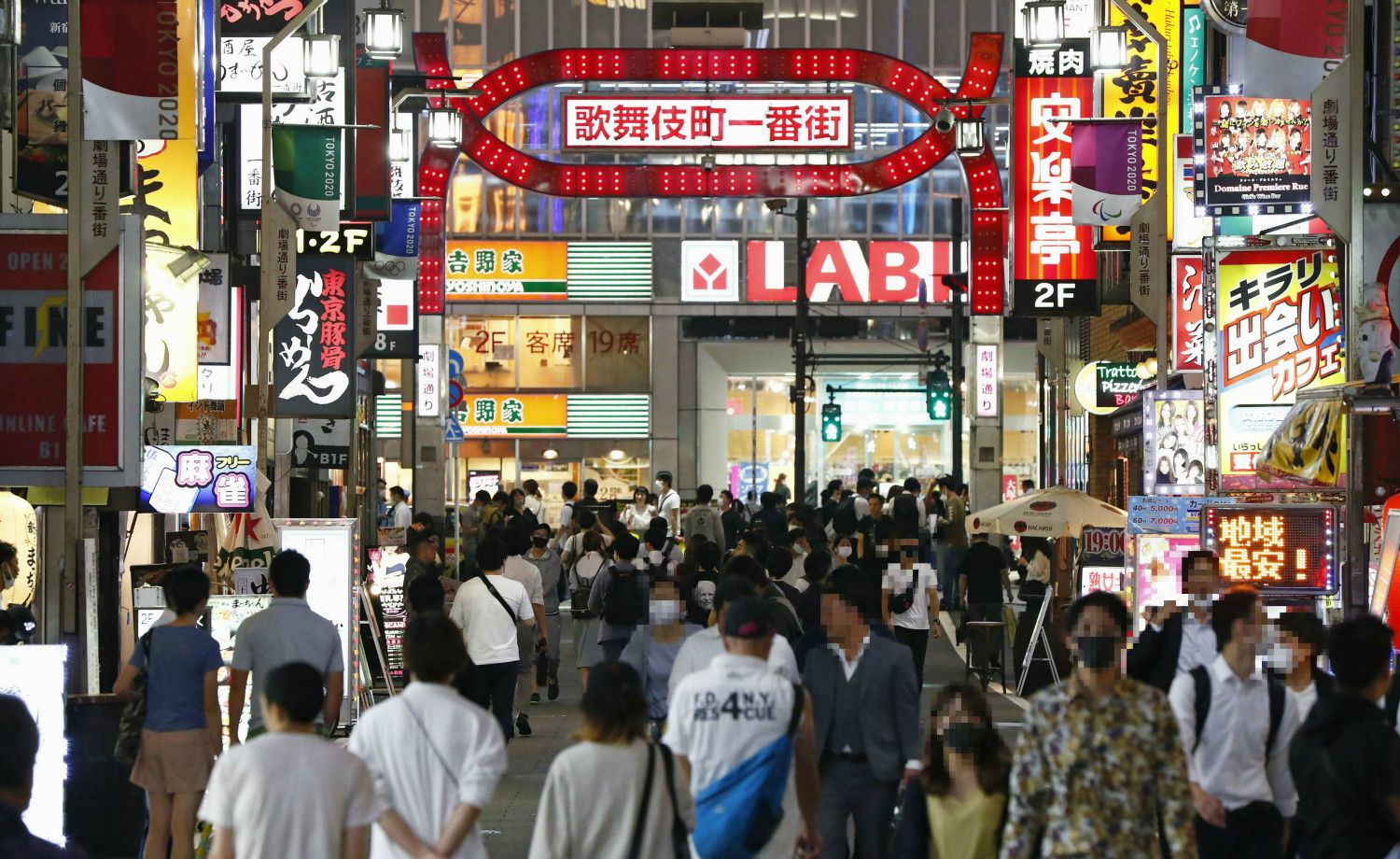 増える 生け贄 殴る蹴るの暴行で血祭りに 新宿歌舞伎町 スカウト狩り 異常事態はなぜ起きた 文春オンライン コロナ禍で客もまばらな新宿 歌舞伎町 で ｄメニューニュース Nttドコモ