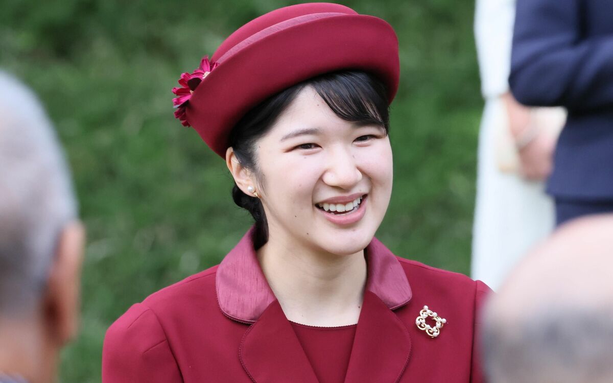 《母校イベントにお忍び参加》学ラン男子2人に囲まれ笑顔も…愛子さま(23)がご友人との休日に見せた“超リラックス状態”な素顔 | 文春オンライン