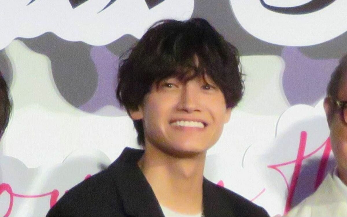朝ドラの謎めいた男「シマケン」とは何者か…劇団四季の子役→音大卒→カラオケ番組で510万円稼いだ佐野晶哉の“規格外すぎる経歴” | 『風、薫る』の二つの顔 | 文春オンライン