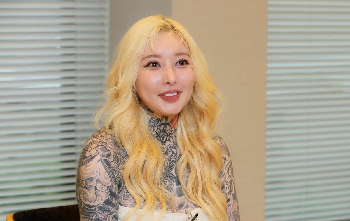 「14歳の時に割り箸で蝶々のタトゥーを入れた」全身にタトゥーを入れた“かわいすぎる”女性（32）が明かす、不登校だった中学時代 | 文春オンライン