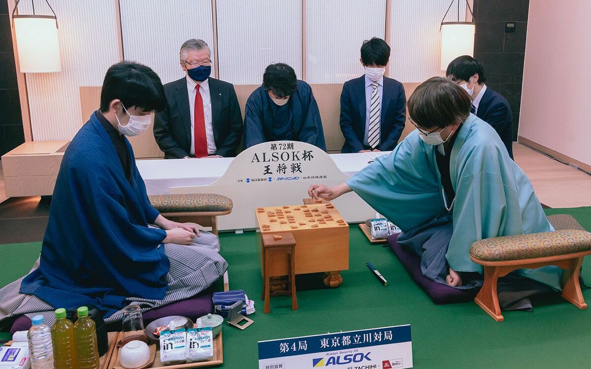 棋士は見た》羽生善治は右手をタクトのように、藤井聡太は扇子をくるくると…“1時間超え”感想戦は「ふたりの世界」だった | 観る将棋、読む将棋 |  文春オンライン