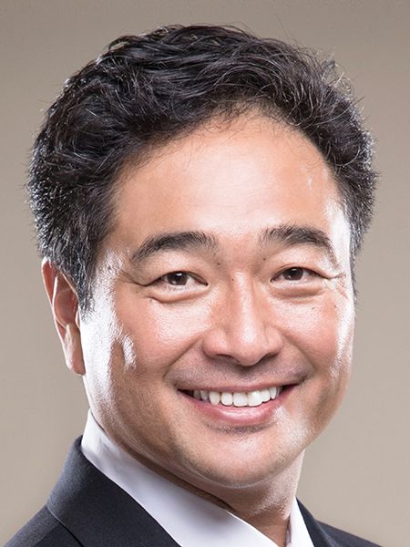 写真]「両手一杯の荷物を抱えて2人で…」 松下新平参院議員と中国人秘書