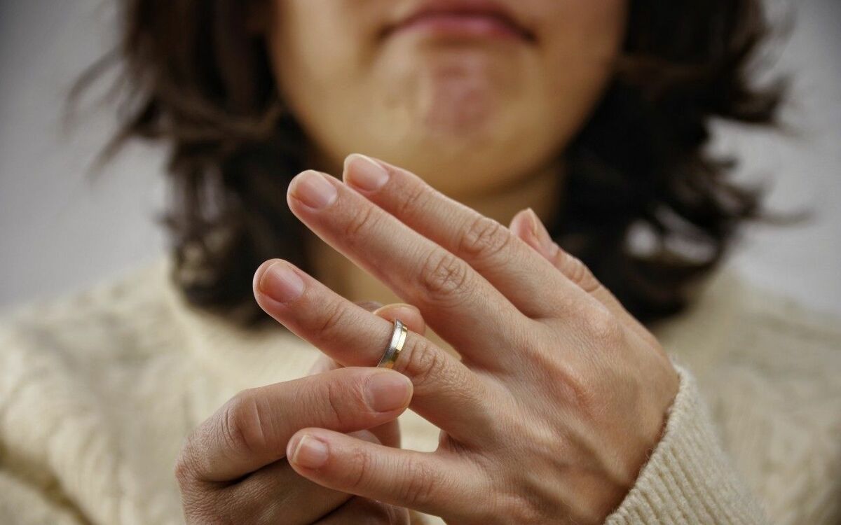 「5分でいいから、子供が消えてほしい」不満を抱えた母親たちは、やがて『既婚者合コン』へ…中年世代で不倫がカジュアル化した「切実な事情」 | 文春オンライン