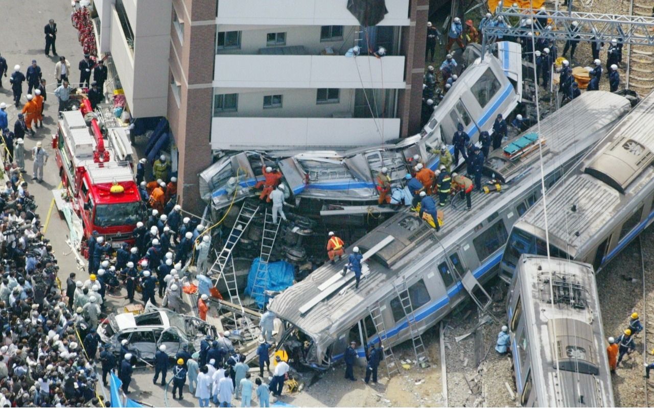うわー、ぺしゃんこだ」脱線した電車がマンションに激突→107人死亡