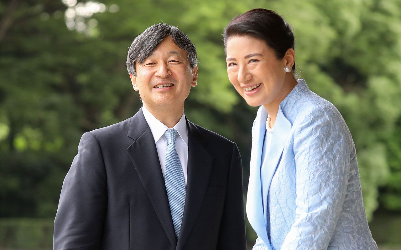 天皇家雅子皇后様愛子内親王様縦７８センチ横幅６７センチ水彩素敵な光景画額装品 初の外国公式訪問》愛子さま、母・雅子さまの“定番”デザインでラオスに