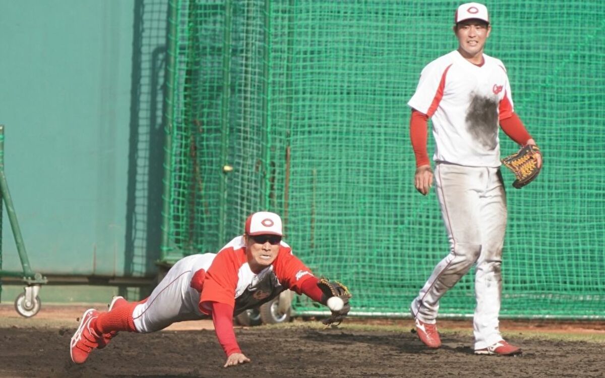 レギュラーの方でもユニフォームを汚すのか 広島カープ 田中広輔と堂林翔太が若手を驚かせた 泥だらけの姿 文春オンライン