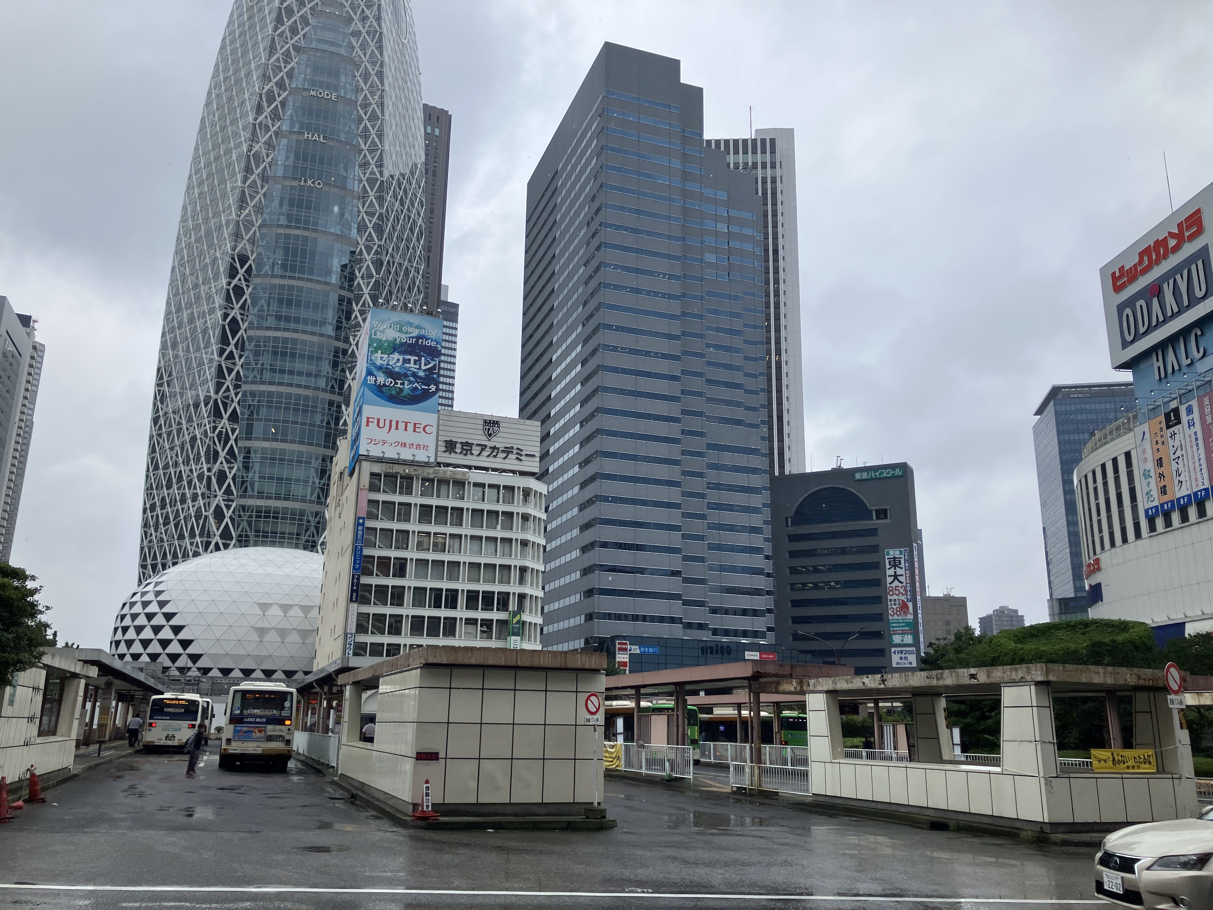 揚げたてパクチー天 生卵3つの衝撃的 朝そば を堪能 新宿 西口の新店 石臼粗挽き蕎麦28 に行ってみた 文春オンライン 名代箱根そば を経営する株式会社小田急 ｄメニューニュース Nttドコモ