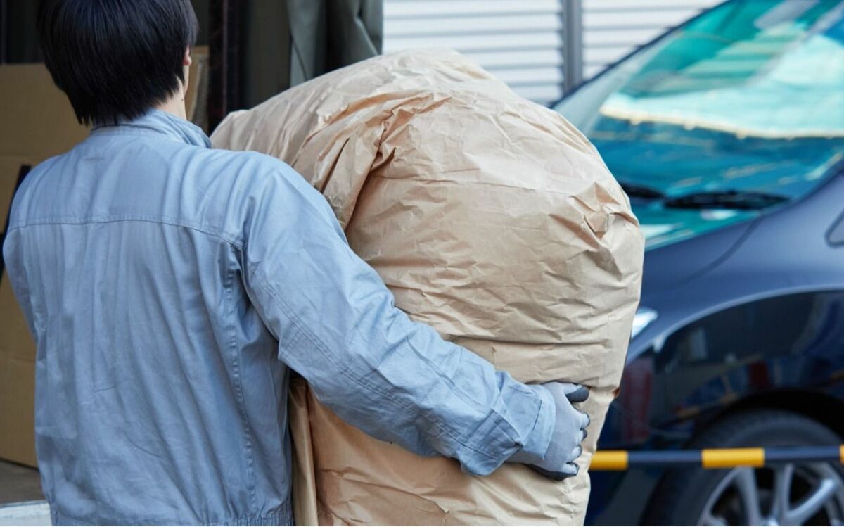 雪の日に足を滑らせ、重たいソファが体の上に…還暦間近で失職→“タイミーさん”になった60代男性が体験したスキマバイトの危険な実情 | 文春オンライン