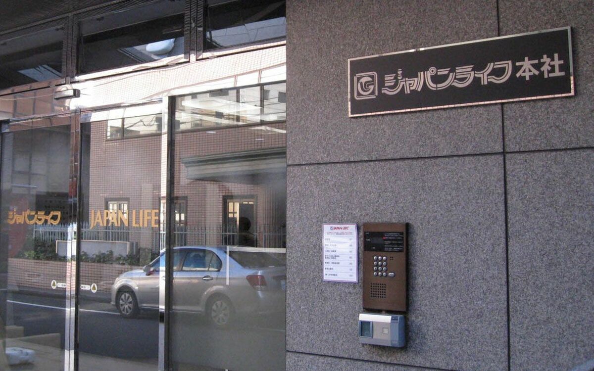 (2ページ目)「桜を見る会」に新疑惑 マルチ商法「48（よつば）ホールディングス」とは何者か | 文春オンライン