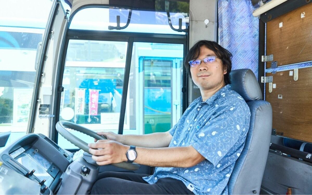 通行人からは「どこ行きですか?」と尋ねられ、妻からは…“市のコミュニティバス”を個人で購入→自宅の駐車場で保管する男性会社員が明かす“普通じゃない車”を維持する理由 | 文春オンライン