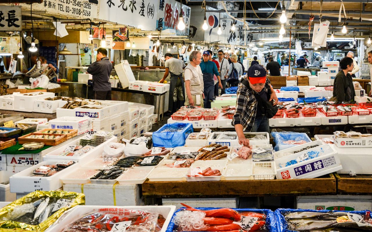 密漁アワビは売ってるんですか あれ ヤクザだから気をつけなよ 潜入労働で見えてきた 築地市場 の危ういリアル 文春オンライン