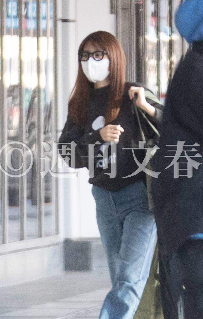 写真](11ページ目)《半同棲愛の証拠写真》「お忍びで一緒に