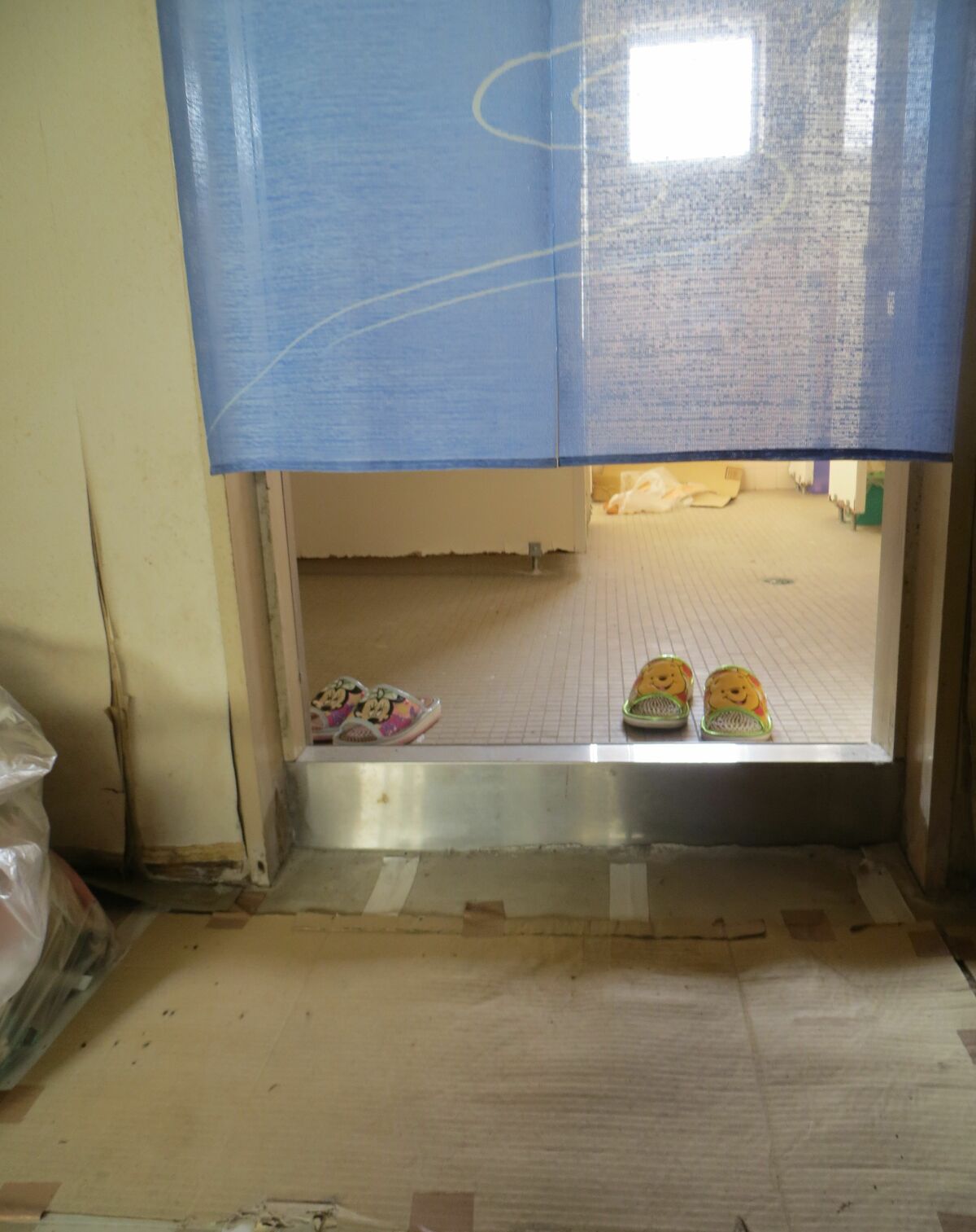 売春島　宴会　コンパニオン 写真](9ページ目)「夕方には女とポン引きだらけでまっすぐ歩けなかった」なぜ寂れた離島が“ヤバい島”になったのか？ | 文春オンライン