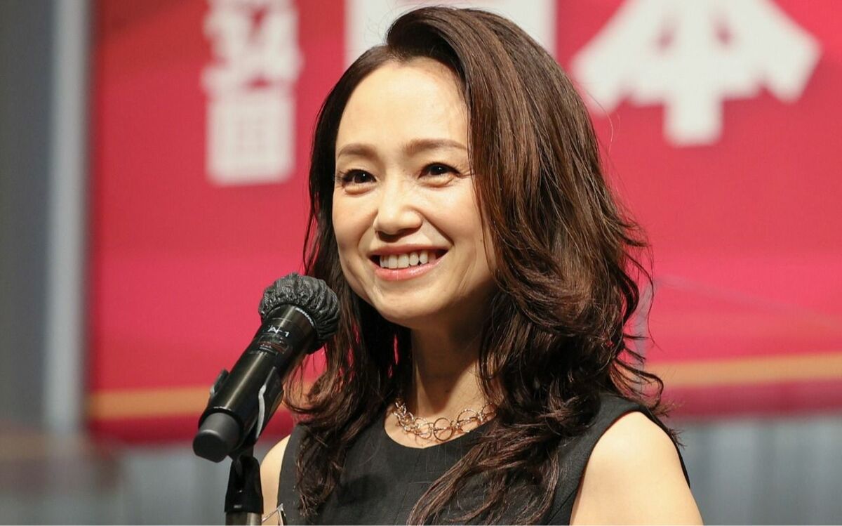 同世代から「めっちゃ共感」永作博美（55）が等身大の“かわいい50代”に…松山ケンイチとの再共演で見せた“しなやかな変化” | 文春オンライン