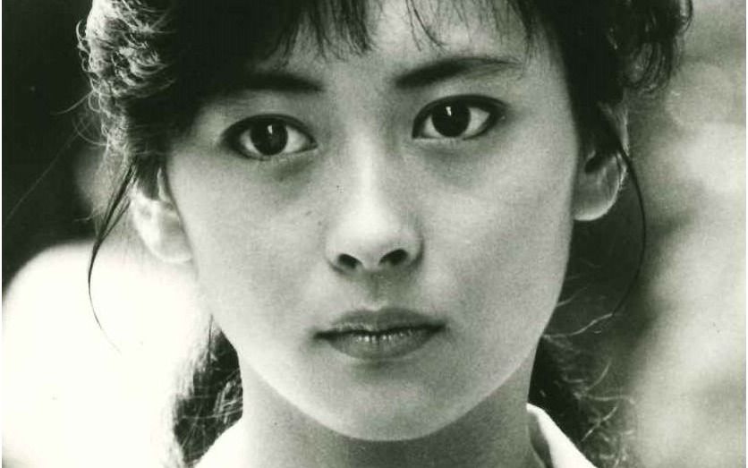 「私、スターになりたい」14歳で“きわどいセリフ”、下着姿の撮影で涙も…中山美穂がたった1年でトップアイドルになるまで | 文春オンライン